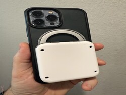 El M4 Snap-On se acopla a la parte posterior de un teléfono compatible con MagSafe.