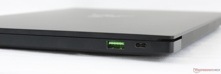 Derecha: USB Type-A 3.1, Thunderbolt 4