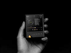 La Onix Tocata XM2 DAP, fotografiada en una mano sobre fondo negro. (Fuente de la imagen: Onix)