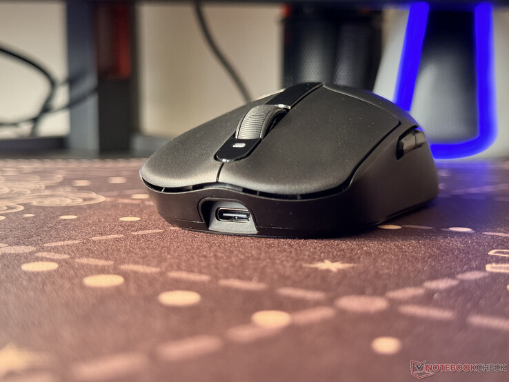 El Dash Ultra se recarga a través del puerto Tipo C que se encuentra en la parte frontal