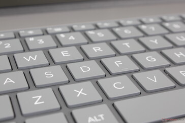 Las teclas son ahora de color gris oscuro en lugar de blanco para facilitar la visibilidad, lo que era un problema en el Envy 16 de 2022