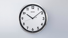 Reloj de pared de cuarzo retro Seiko KX701S con marco de color plateado y esfera en blanco y negro en contraste.