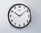 Reloj de pared de cuarzo retro Seiko KX701S con marco de color plateado y esfera en blanco y negro en contraste.