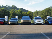 Model Y, Cybertruck, Model 3 y Model S/X alineados en una estación de Supercargadores. (Fuente de la imagen: Tesla)