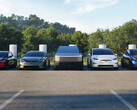 Model Y, Cybertruck, Model 3 y Model S/X alineados en una estación de Supercargadores. (Fuente de la imagen: Tesla)