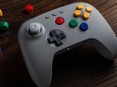 El mando Bluetooth 8bitDo 64 gris clásico cuesta más que los demás colores. (Fuente de la imagen: 8BitDo)