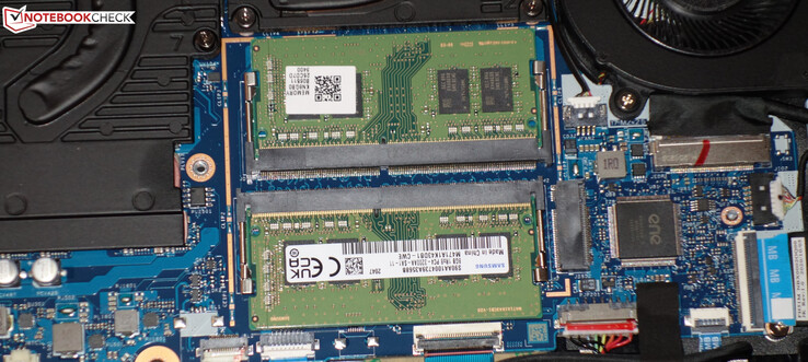 La memoria RAM (DDR4-3200, 2x 8 GB, máx. 64 GB) funciona en modo de doble canal.