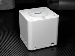 El Beelink Mate Pro tiene un formato compacto. En la foto: una imagen que muestra la vista frontal de la base.