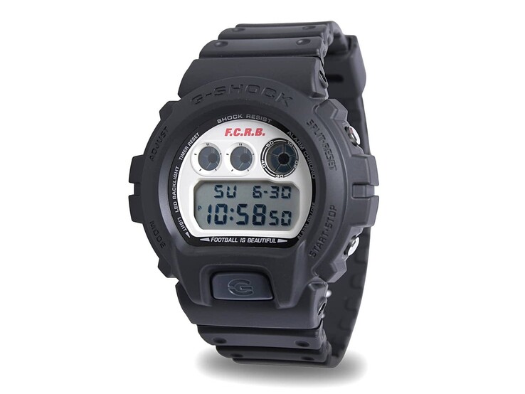 Vista en ángulo del reloj digital de edición limitada Casio G-Shock DW-6900 x F.C. Real Bristol, con correa de resina negra y esfera de color blanco roto de estilo vintage.