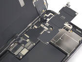Armar un 14 Pro Max cuesta mucho, como se ve. (Fuente: iFixit)