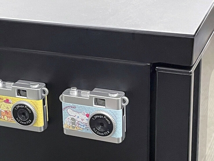 La cámara de juguete Kenko Tokina Pieni II viene con un imán en su parte trasera. (Fuente de la imagen: Kenko Tokina)