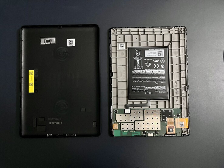 La batería de un Kindle Paperwhite puede sustituirse, pero abrir la carcasa no es sencillo.