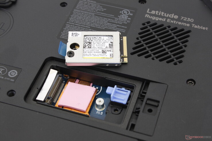 SSD M.2 2230 PCIe4 x4 extraíble. La unidad se asienta sobre una almohadilla térmica y un disipador de calor