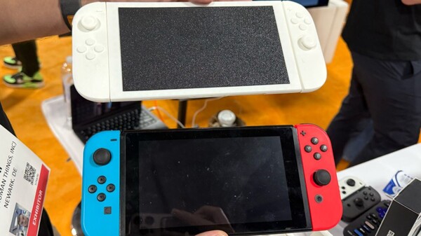 Maqueta impresa en 3D por Genki de la Switch 2 junto a la Switch original (Fuente de la imagen: Numerama)