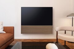 Samsung combina el televisor inteligente OLED S99H con una elegante barra de sonido que cuenta con un panel frontal de madera.