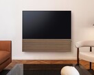 Samsung combina el televisor inteligente OLED S99H con una elegante barra de sonido que cuenta con un panel frontal de madera.