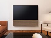 Samsung combina el televisor inteligente OLED S99H con una elegante barra de sonido que cuenta con un panel frontal de madera.