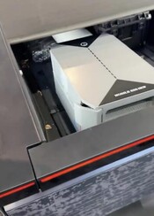 La batería-inversor ocupa un espacio considerable (Fuente de la imagen: Electric Revolution vía YT)