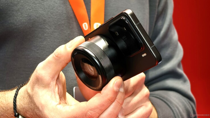 Xiaomi podría aprovechar su experiencia con el sistema óptico magnético de esta primavera en el Xiaomi 17 Ultra. (Fuente de la imagen: Alexander Fagot, Notebookcheck)