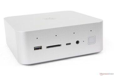 Frontal: USB-A 3.0 (10 Gbps), lector SD, USB-C (10 Gbps), auriculares de 3,5 mm, botón de encendido por huella dactilar, matriz de cuatro micrófonos