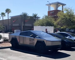 El Cybertruck en su versión RC_BUILD ENGINEERING PROTOTYPE (Fuente de la imagen: Tesla Uber Guy)