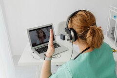 Un médico comunicándose con un paciente a través de Internet (Fuente de la imagen: Pixabay)