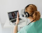 Un médico comunicándose con un paciente a través de Internet (Fuente de la imagen: Pixabay)