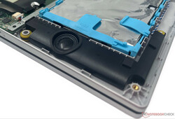 El VivoBook 15 KM513 ofrece un par de altavoces estéreo decentes
