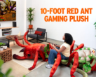 En la imagen, el peluche con temática de Grounded 2, la hormiga roja gigante montada en un buggy (fuente de la imagen: Xbox Wire)