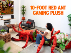 En la imagen, el peluche con temática de Grounded 2, la hormiga roja gigante montada en un buggy (fuente de la imagen: Xbox Wire)