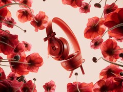 Los auriculares Beats Solo 4 de edición especial Jennie vienen en un vibrante color rojo rubí. (Fuente de la imagen: Beats by Dre)
