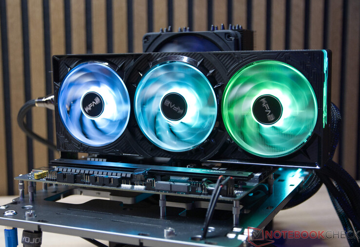 La KFA2 GeForce RTX 5070 Ti 1-Click OC durante la prueba de emisión de ruido con configuración abierta