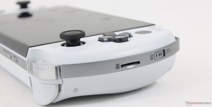 Izquierda: lector MicroSD, interruptor Gamepad/Mouse