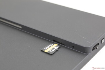 Hay que quitar el chasis para acceder al lector de MicroSD
