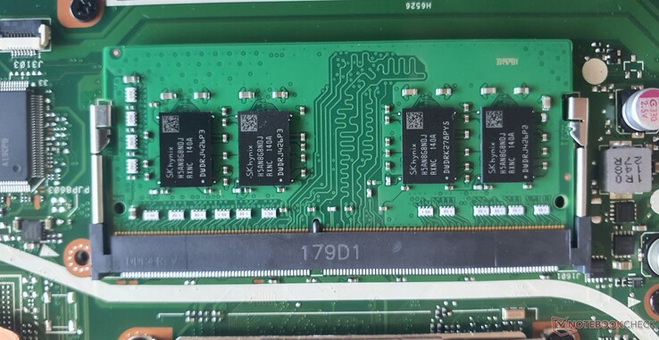La memoria RAM DDR4-3200 de 16 GB (8 GB soldados + 8 GB en ranura) funciona en modo de doble canal