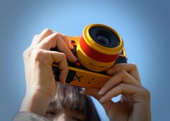 El TTArtisan 35 mm f/1,8 II ahora también está disponible en una llamativa variante naranja.