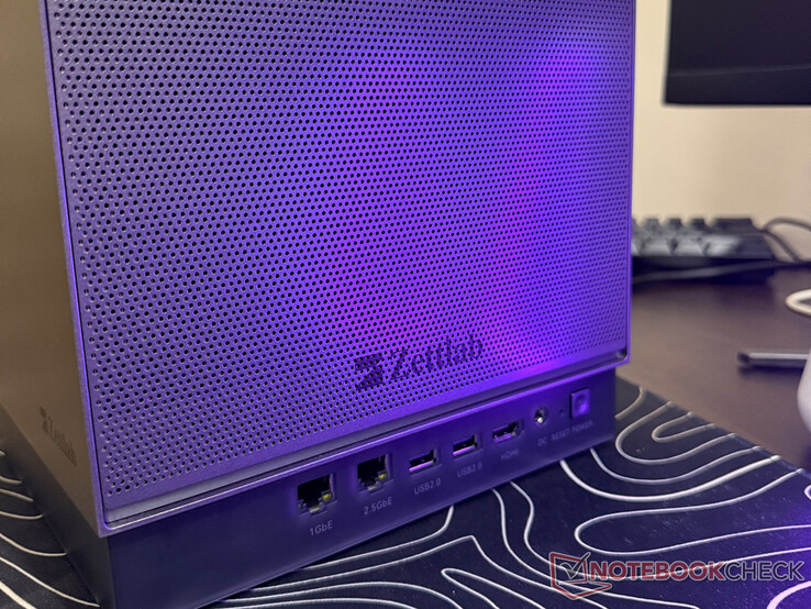 Los puertos de la parte posterior del NAS