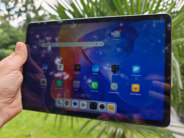 Redmi Pad 2 4G en exteriores bajo cielos nublados