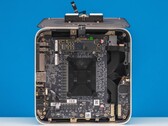 Vista interna del mini PC Beelink GTR9 Pro que muestra el sistema de refrigeración de doble ventilador con cámara de vapor y la disposición de la placa base (Fuente de la imagen: ServeTheHome vía YouTube)
