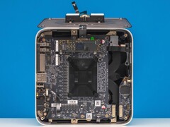 Vista interna del mini PC Beelink GTR9 Pro que muestra el sistema de refrigeración de doble ventilador con cámara de vapor y la disposición de la placa base (Fuente de la imagen: ServeTheHome vía YouTube)