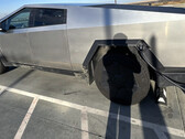 Cybertruck repostando en un supercargador (imagen: Tyler Yust/X)