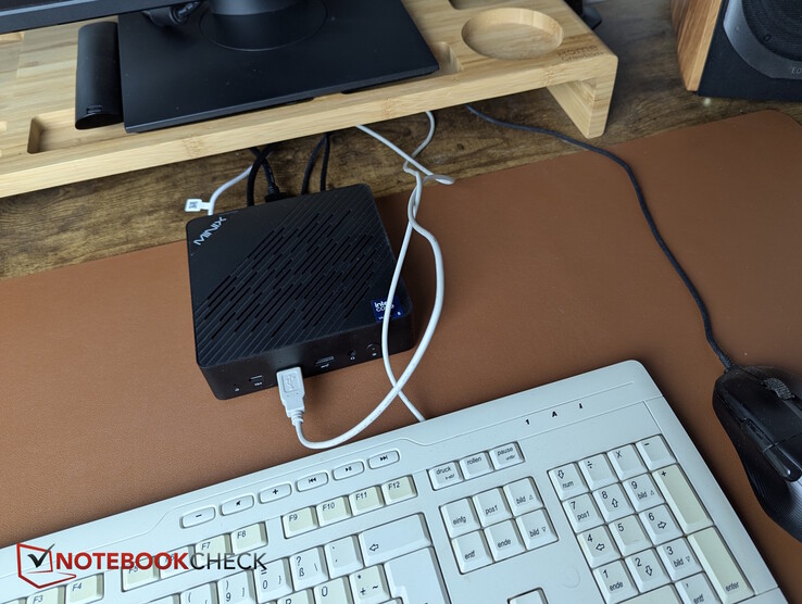 Sólo 1 USB-A en la parte trasera: Ratón o teclado - uno debe estar en la parte delantera