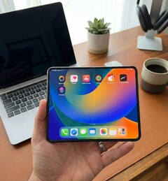 Render generado basado en filtraciones del iPhone plegable.