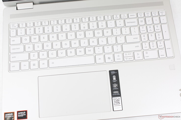 La misma experiencia de tecleo que en el modelo 2023 original. La fuente del teclado contrasta mejor con la opción de color gris en lugar de nuestra opción plateada