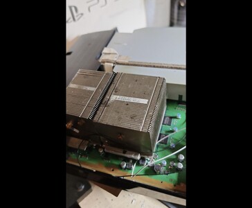 Placa base de la PS3 Slim Pro mostrando un gran disipador de servidor Dell montado en la placa. (Fuente de la imagen: Fun-Equivalent-7785 vía Reddit / r/PS3)
