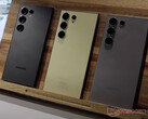 Una maqueta del Galaxy S24 Ultra si tuviera tres cámaras orientadas hacia atrás. (Fuente de la imagen: Notebookcheck - editado)