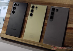 Una maqueta del Galaxy S24 Ultra si tuviera tres cámaras orientadas hacia atrás. (Fuente de la imagen: Notebookcheck - editado)