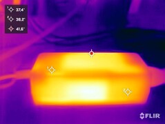 La fuente de alimentación del NiPoGi CK10 durante la prueba de esfuerzo