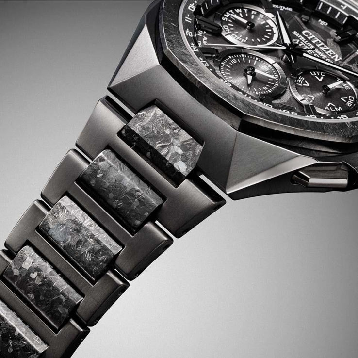 Los eslabones centrales de la pulsera lucen el exclusivo acabado de titanio recristalizado de Citizen, que crea motivos similares a los de un cristal y que varían de un reloj a otro.