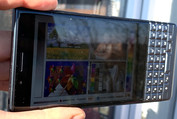 Uso del BlackBerry KEY2 LE en el exterior con el máximo brillo de pantalla